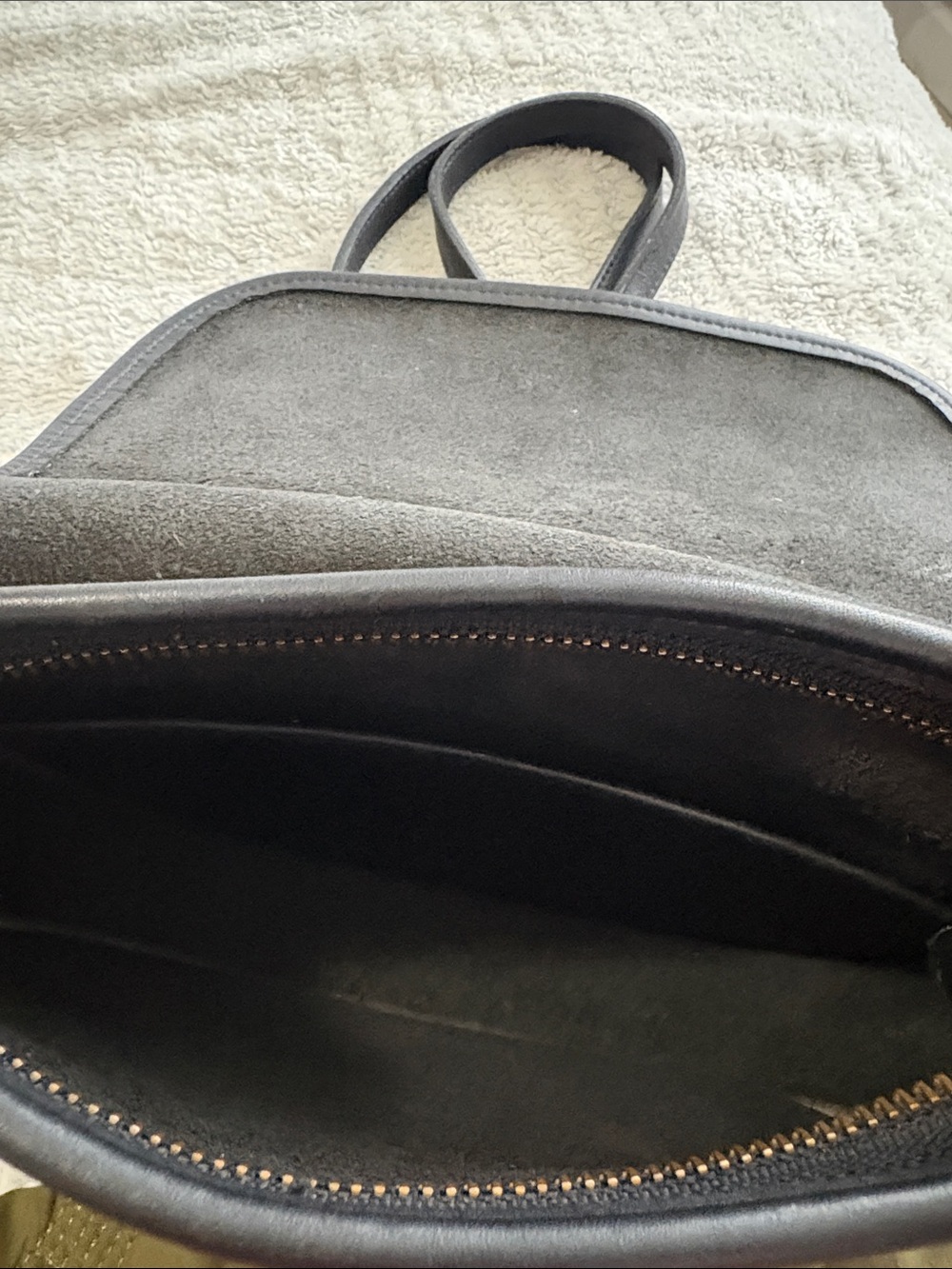 Classic Black Leather Crossbody Shoulder Bag - Picture 4 of 11